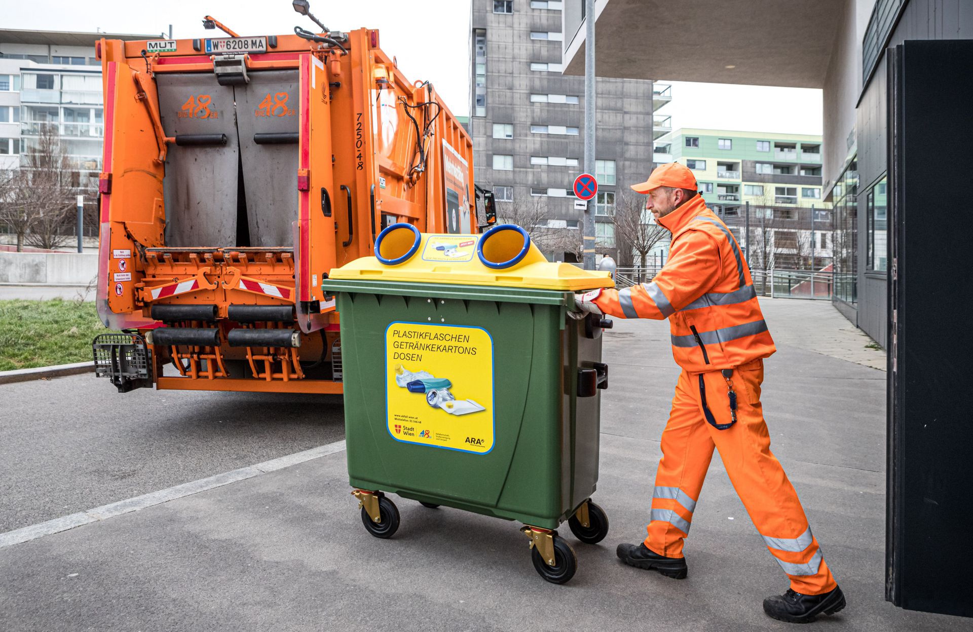 Aus DREI mach EINS – Reduktion von Transportwegen bei der Altstoffsammlung durch die gemeinsame Sammlung von Plastikflaschen, Getränkekartons und Dosen in der Gelben Tonne bzw. im Gelben Sack