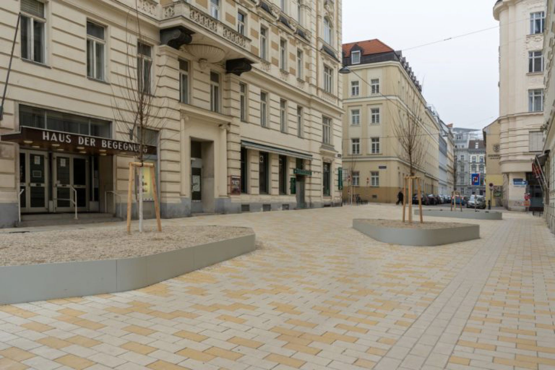 Pflastersteine die aufgrund ihrer hellen Farbgebung die Mobilität unterstützen