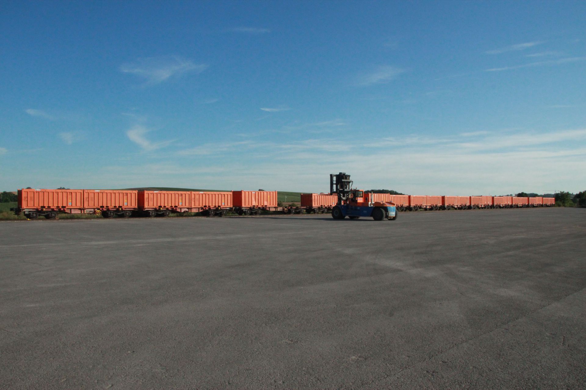 Baumaterial auf Schiene (Schottertransport für Windpark)