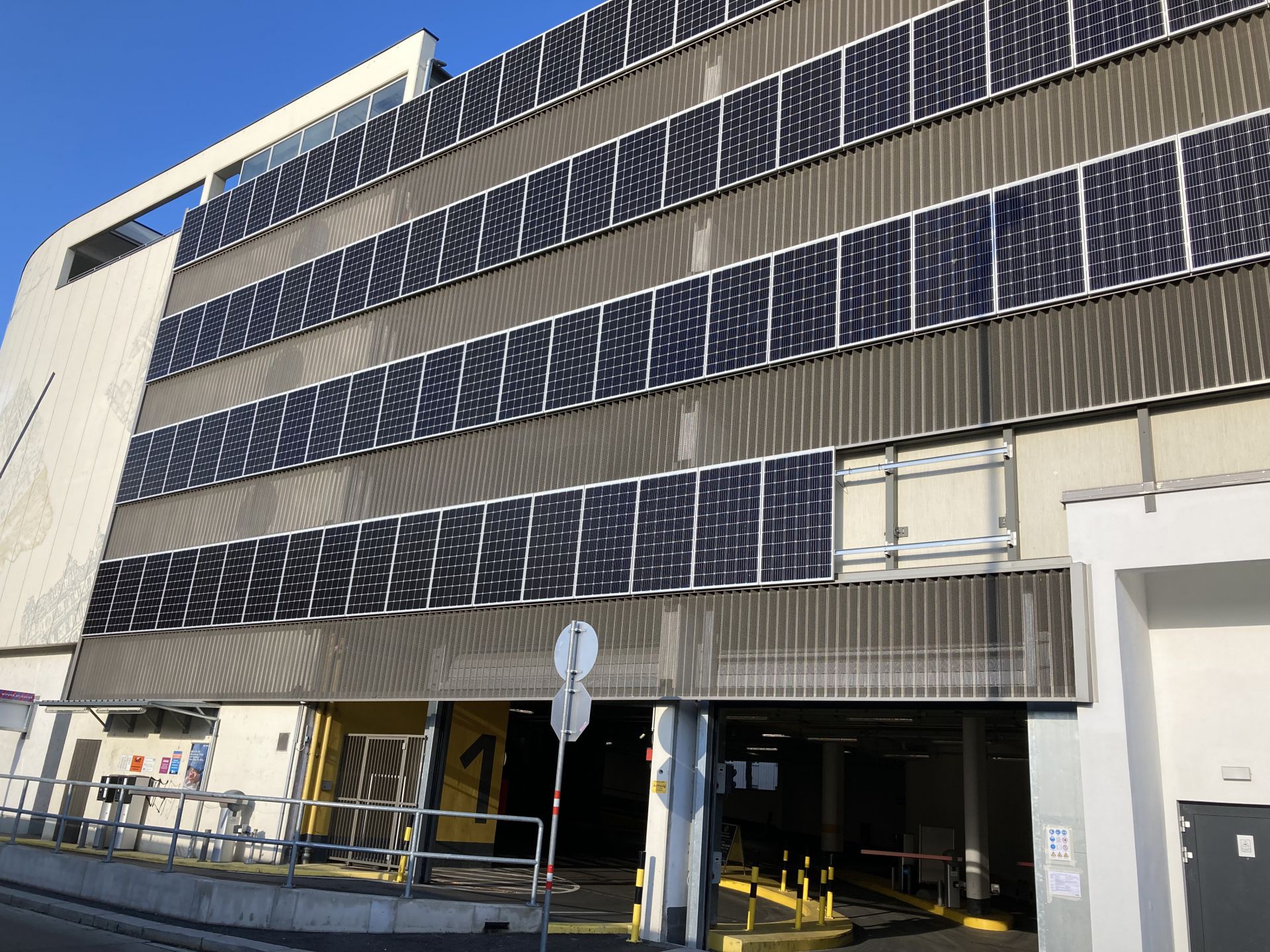 PV–Fassade WIPARK Westbahnhof