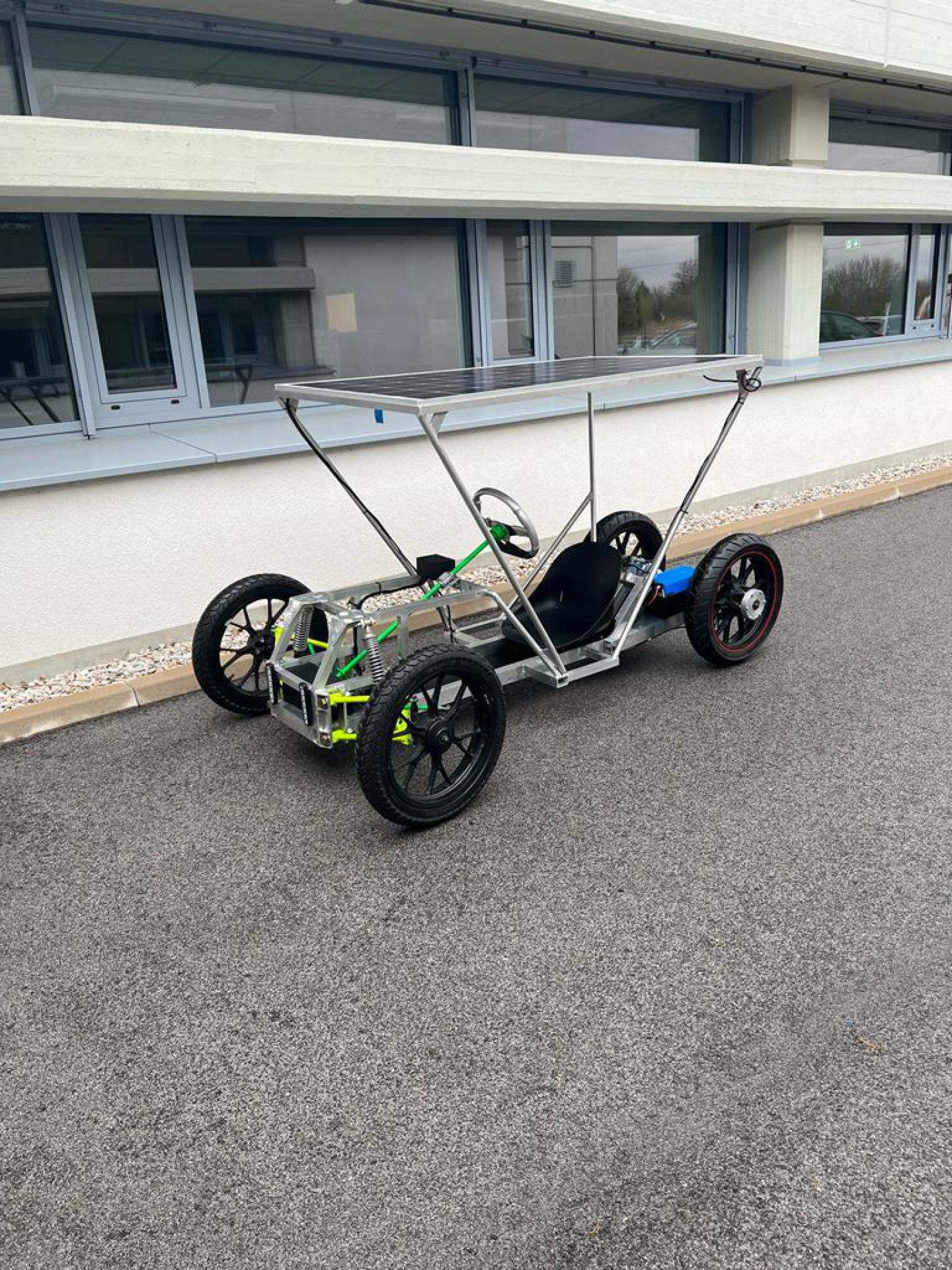Elektrofahrzeug mit Solarpanel