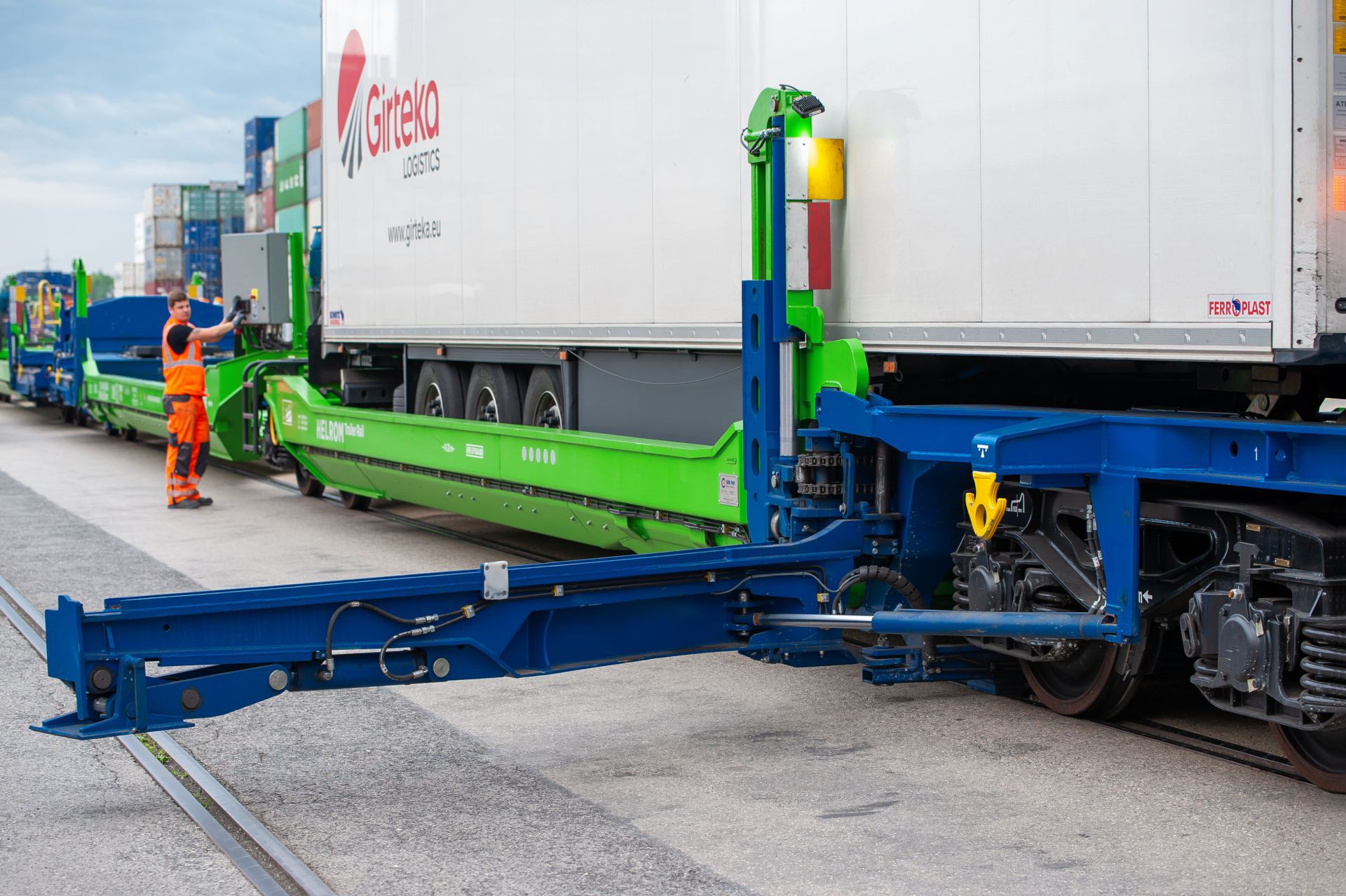 Fertigung der Helrom-Trailerwagen zur Verlagerung des Straßen-Gütertransports auf die Schiene