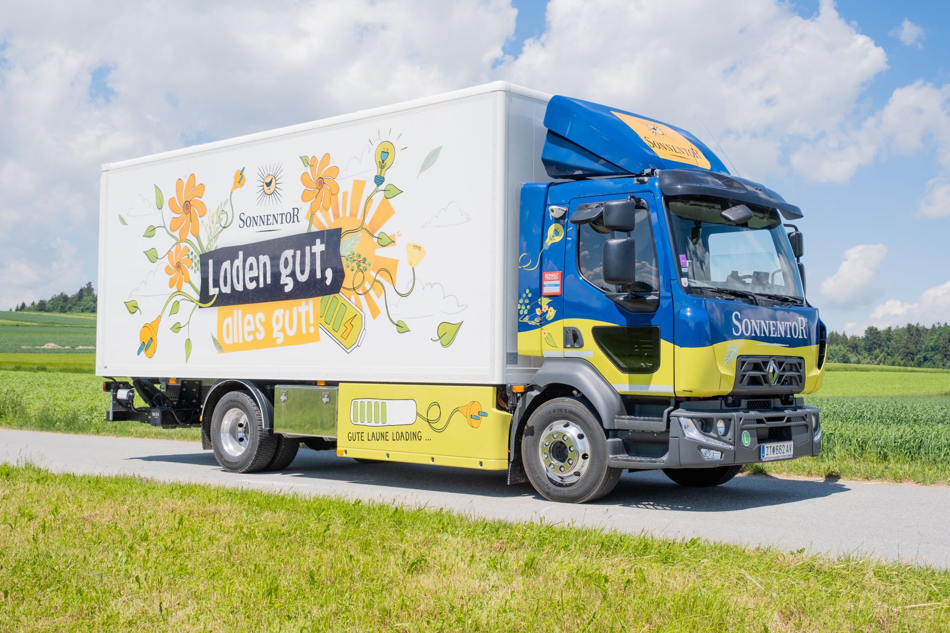 E-LKW tankt Sonnenstrom
