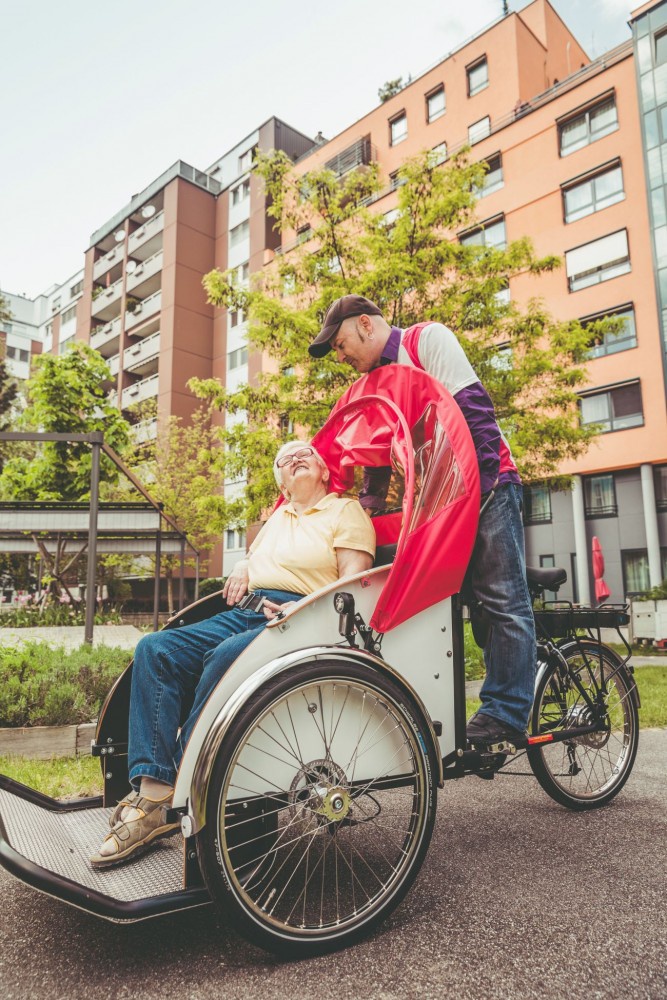 rikscha-radeln-mit-seniorinnen