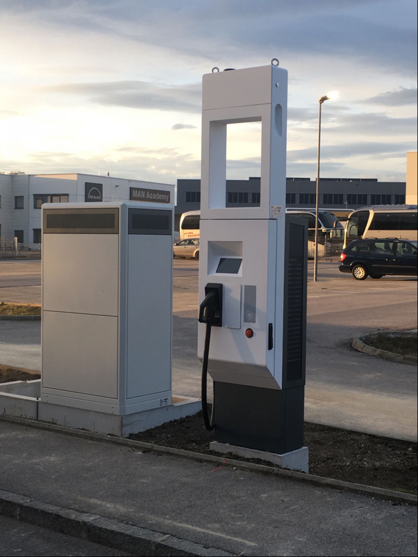 ABB High Power Charging bei MAN Bus & Truck mit bis zu 175 kW für unterschiedliche Elektrofahrzeuge im Einsatz in Werkstätten – für Kunden – und die Öffentlichkeit