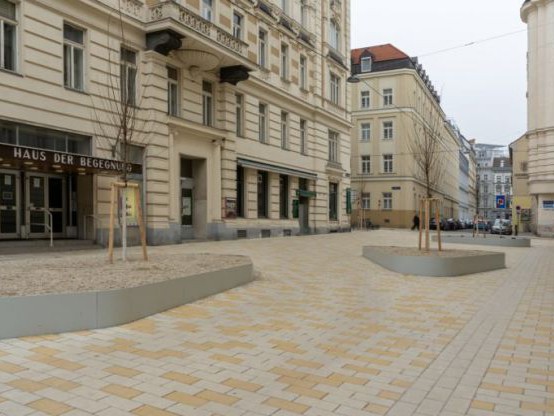 Pflastersteine die aufgrund ihrer hellen Farbgebung die Mobilität unterstützen