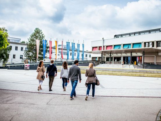 aau-haupteingang-2-foto