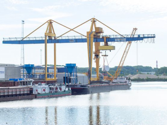 Windkraftanlagen Transport übers Binnenschiff