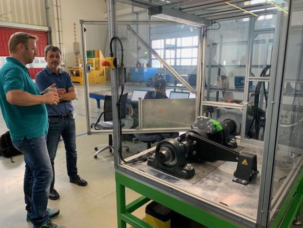 na_005_greenbrakes_markus-schiffer-cto-and-klaus-grausgruber-with-prototype