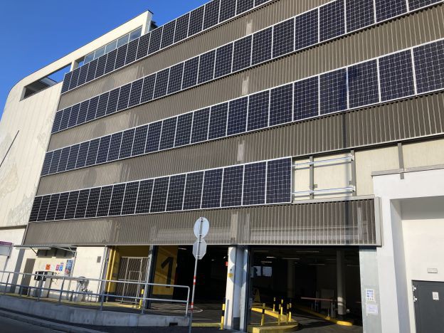 PV–Fassade WIPARK Westbahnhof