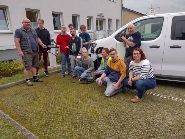 Mit dem E-Auto zum Patienten und dem E-Bus zum Klienten