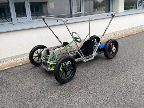 Elektrofahrzeug mit Solarpanel