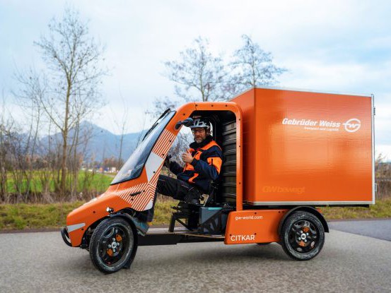 Gebrüder Weiss liefert mit E-Lastenfahrrad