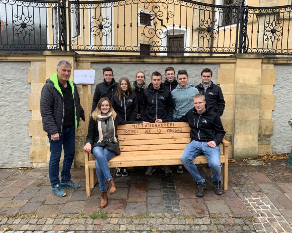 Mitfahrbankerl der LJ Pinggau - Ein Projekt von Jung für Alt