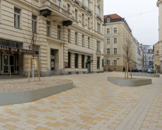 Pflastersteine die aufgrund ihrer hellen Farbgebung die Mobilität unterstützen