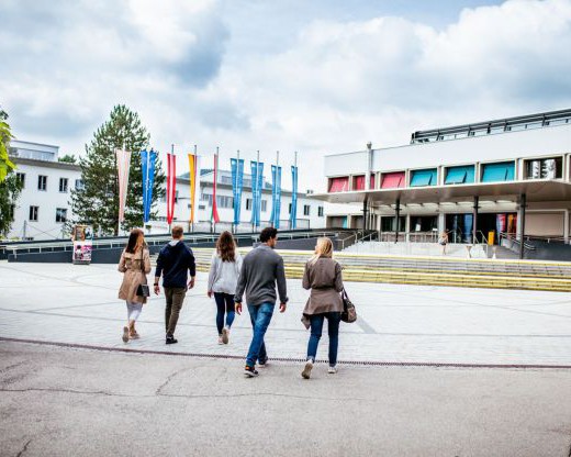 aau-haupteingang-2-foto