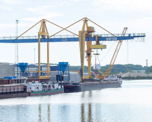 Windkraftanlagen Transport übers Binnenschiff
