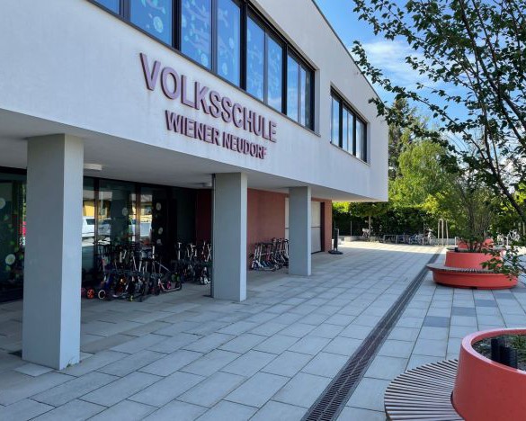 na_039_rollerstellplaetze-vor-der-volksschule