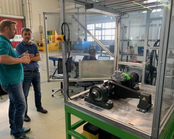 na_005_greenbrakes_markus-schiffer-cto-and-klaus-grausgruber-with-prototype