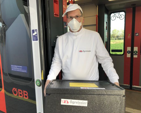 Ögreissler: Paket im Zug