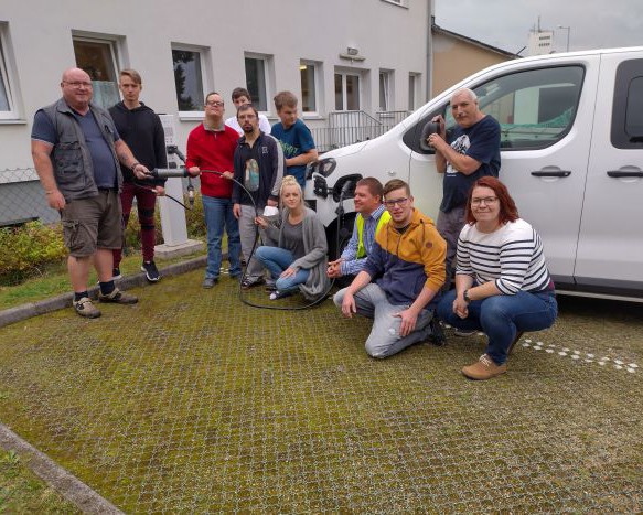 Mit dem E-Auto zum Patienten und dem E-Bus zum Klienten