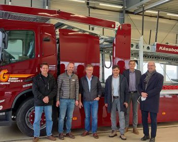 Weltweit erster E-Autotransporter