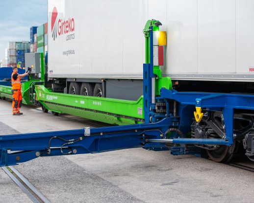 Fertigung der Helrom-Trailerwagen zur Verlagerung des Straßen-Gütertransports auf die Schiene