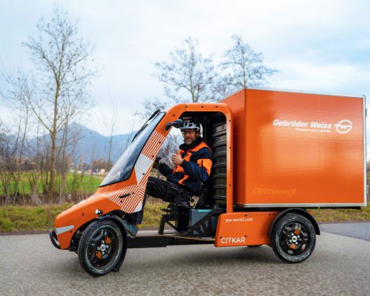 Gebrüder Weiss liefert mit E-Lastenfahrrad