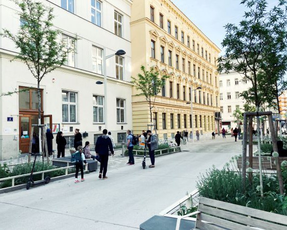 Mehr Platz, mehr Sicherheit, mehr Lebensqualität: der verkehrsberuhigte Vorplatz der Volksschule Grubergasse