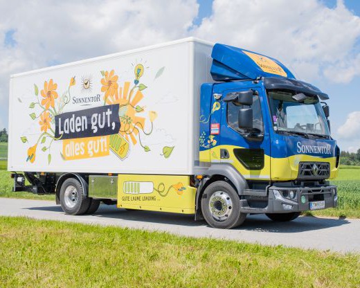 E-LKW tankt Sonnenstrom