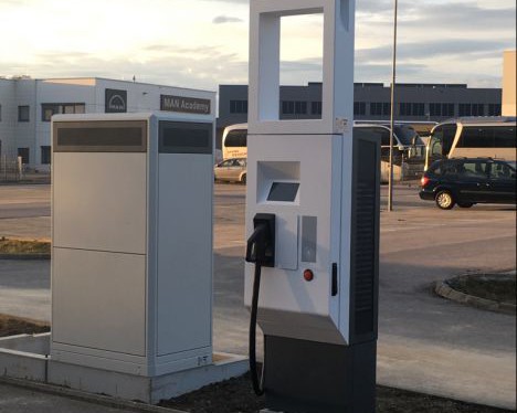 ABB High Power Charging bei MAN Bus & Truck mit bis zu 175 kW für unterschiedliche Elektrofahrzeuge im Einsatz in Werkstätten – für Kunden – und die Öffentlichkeit