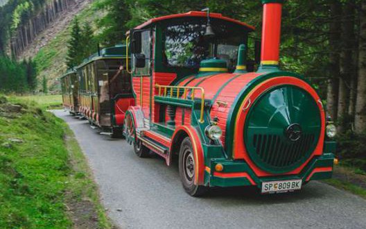 Elektische TschuTschu Bahn im schönen Pöllatal