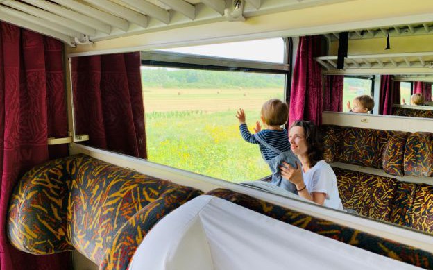 rtf-013_traivelling-das-bahnreisebuero-we-train-travel-t_frau-mit-kind-im-zug