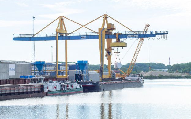 Windkraftanlagen Transport übers Binnenschiff