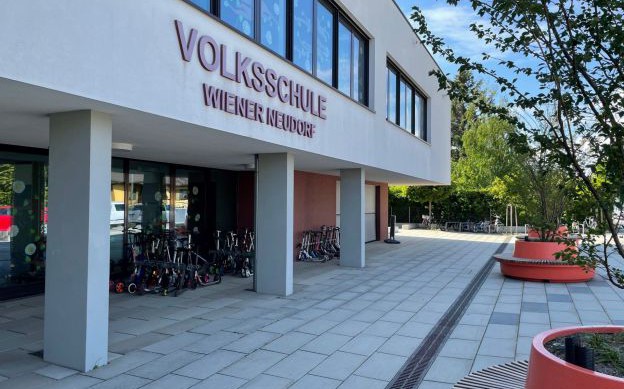 na_039_rollerstellplaetze-vor-der-volksschule