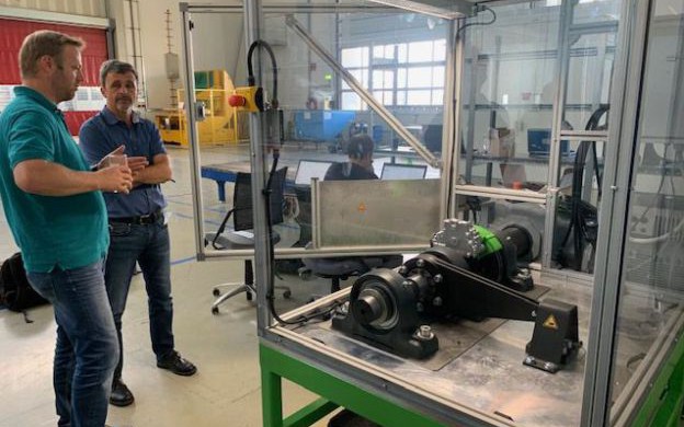 na_005_greenbrakes_markus-schiffer-cto-and-klaus-grausgruber-with-prototype