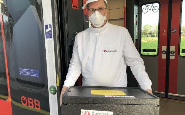 Ögreissler: Paket im Zug