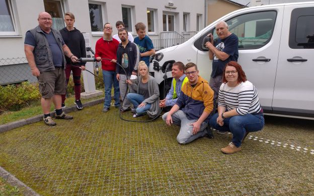 Mit dem E-Auto zum Patienten und dem E-Bus zum Klienten