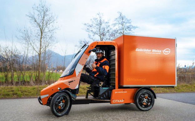 Gebrüder Weiss liefert mit E-Lastenfahrrad