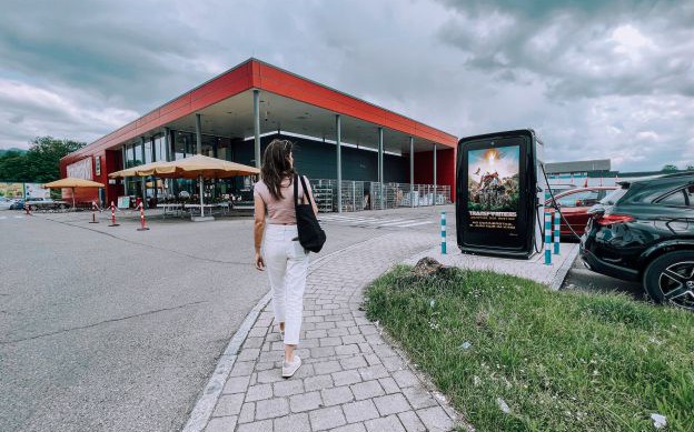 Schnellladesäule mit Batteriespeicher